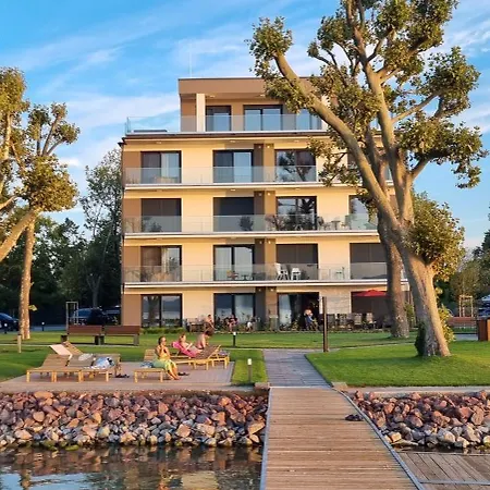 Platan Experience With Lakeview 아파트호텔 *